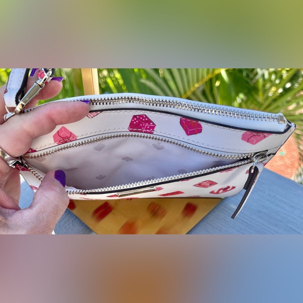 Kate Spade Lg Wristlet Pink Presents on White Saffiano Leather Excellent Cond - Picture 8 of 15